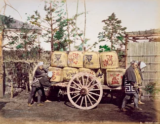 Transport de fret sur un chariot tiré à la main